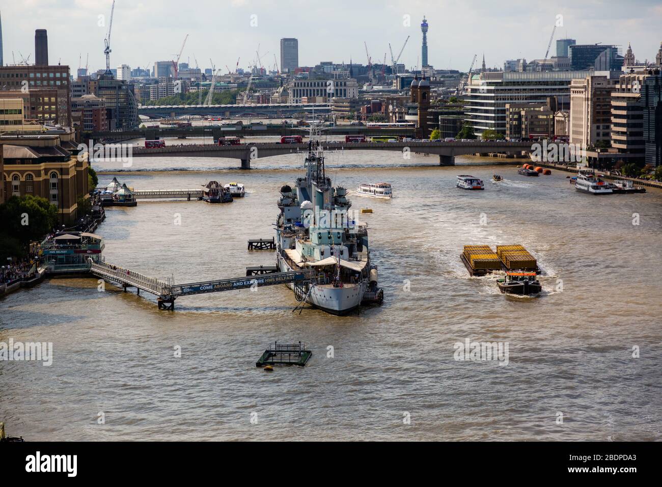 Der leichte Kreuzerkreuzer der Town-Klasse H.M.S. Belfast, das an der Themse festgemacht ist und als Museumsschiff dient, das vom Imperial war Museum betrieben wird. Stockfoto