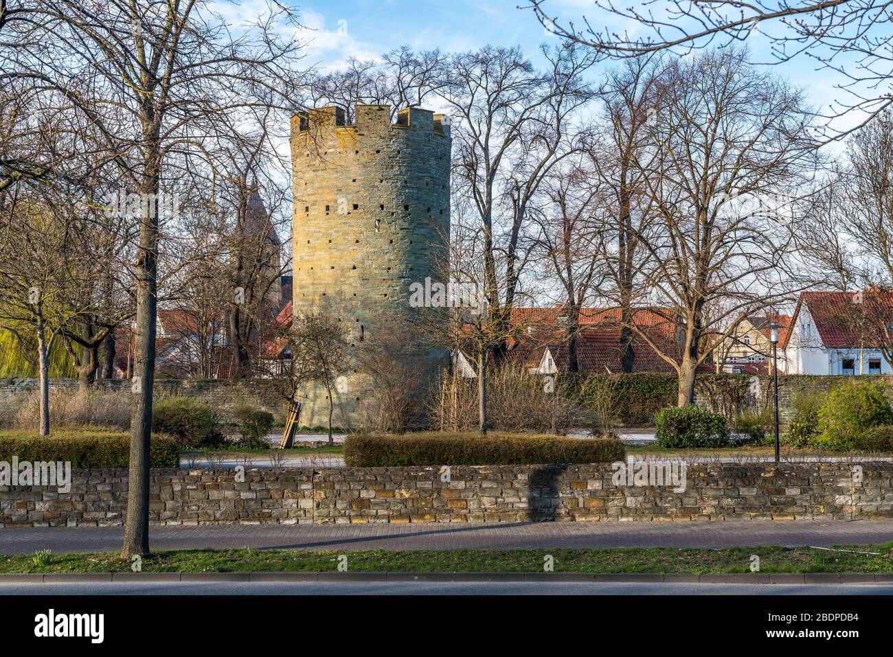 Der historische Kattenturm in Soest, Nordrhein-Westfalen, Deutschland, historischer Stadtmauerturm Kattenturm in Soest, Nordrhein-Westfalen, Ger Stockfoto