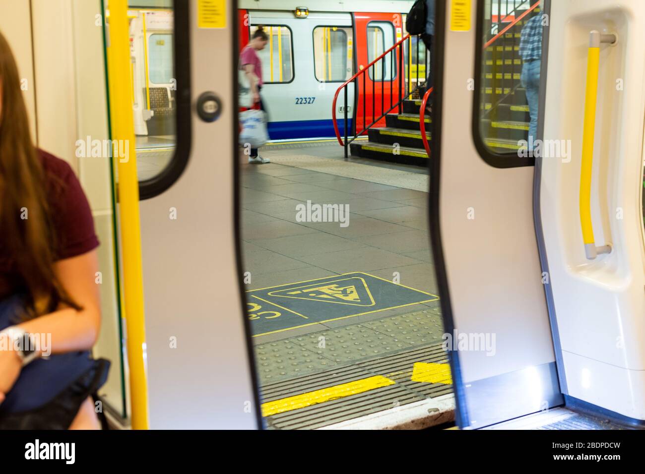 "Die Lücke schließen." Eine gemeinsame und häufige Nachricht, die in der London Underground zu hören ist. Die Londoner nutzen ein umfangreiches integriertes Transitsystem, um sich zu bewegen. Stockfoto