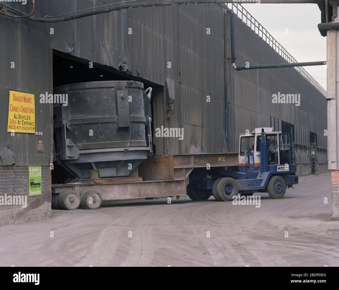 1991, schwere Fahrzeuge bewegen Tiegel in Sheffield Steel Works,, South Yorkshire, Nordengland, Großbritannien Stockfoto