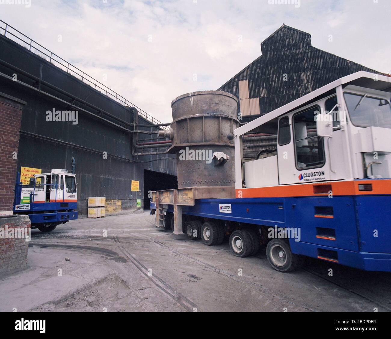 1991, schwere Fahrzeuge bewegen Tiegel in Sheffield Steel Works,, South Yorkshire, Nordengland, Großbritannien Stockfoto