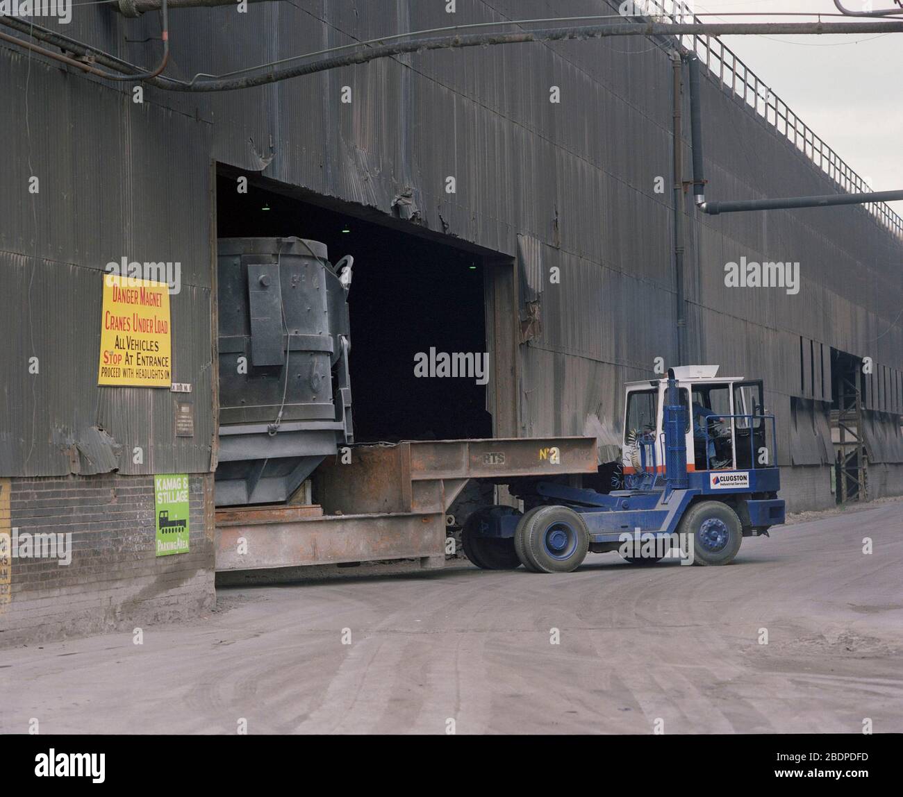 1991, schwere Fahrzeuge bewegen Tiegel in Sheffield Steel Works,, South Yorkshire, Nordengland, Großbritannien Stockfoto