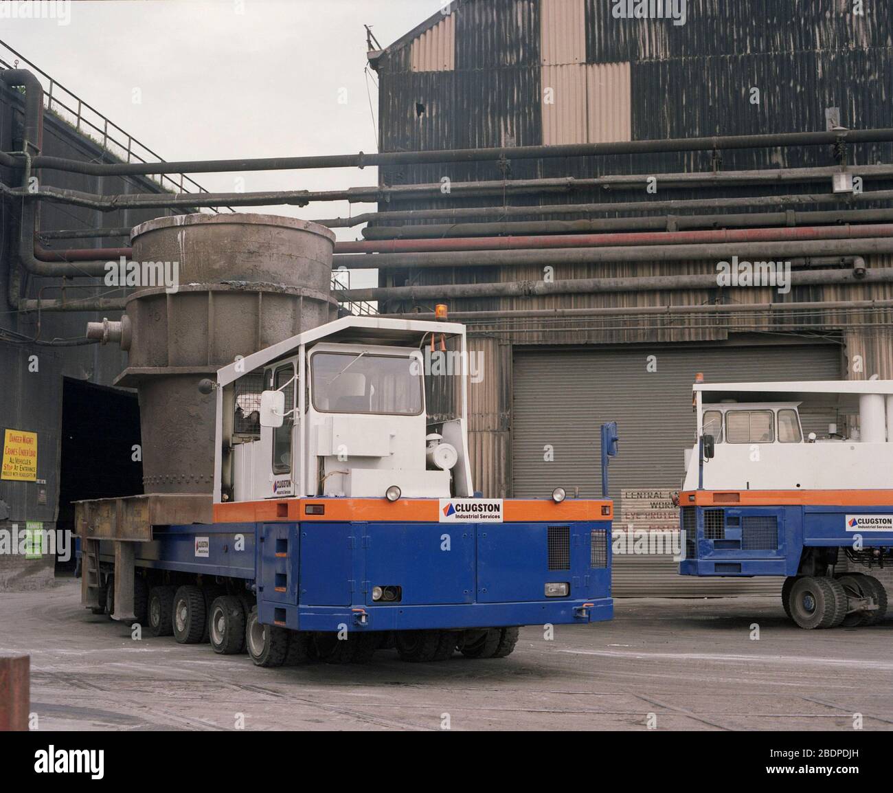 1991, schwere Fahrzeuge bewegen Tiegel in Sheffield Steel Works,, South Yorkshire, Nordengland, Großbritannien Stockfoto