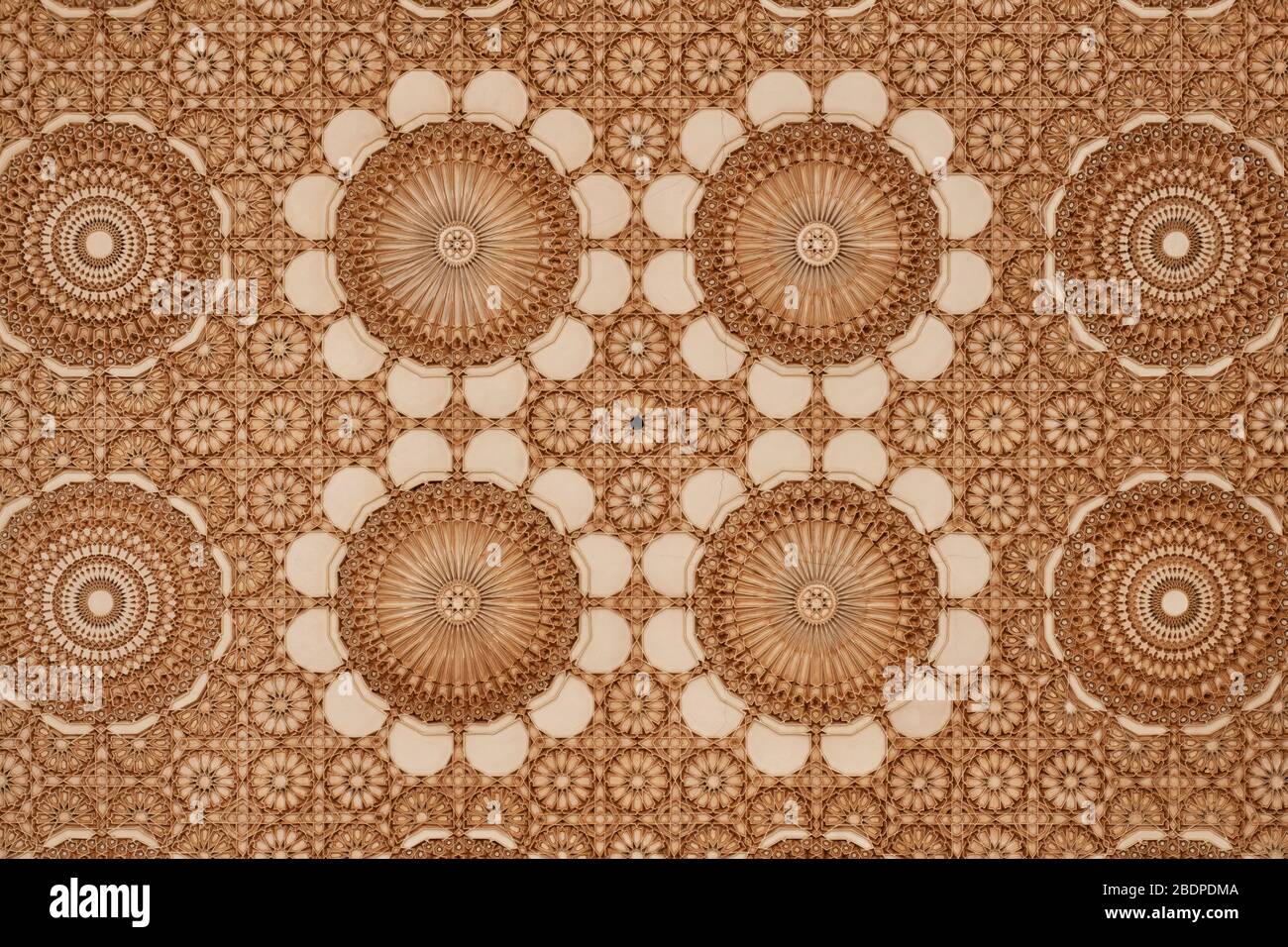 Schöne Decke mit geschnitztem Putzschmuck. Architektonische Details aus der Moschee Hassan II. In Casablanca, Marokko. Stockfoto