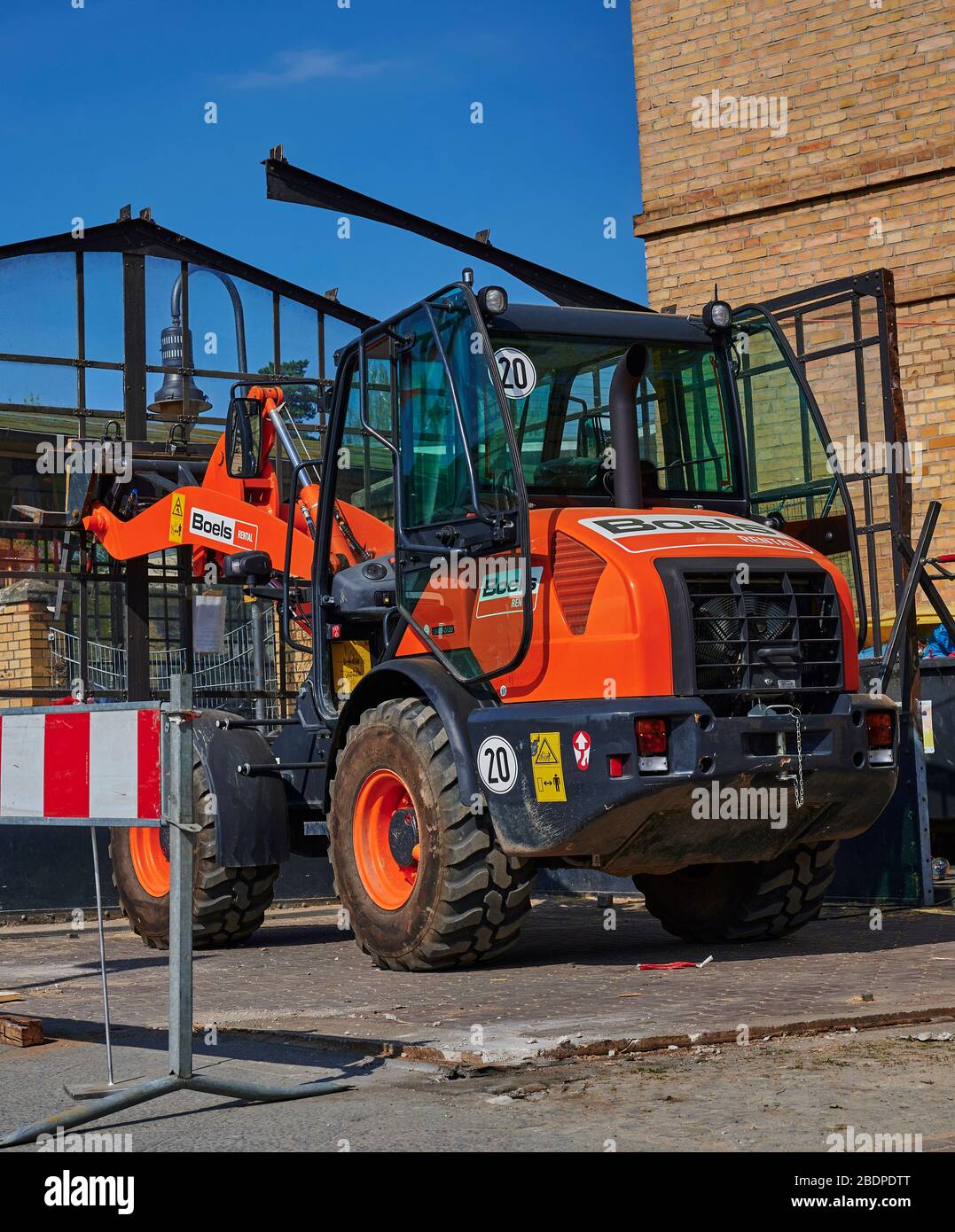 Berlin, Deutschland - 9. April 2020: Baustelle an der Bahnlinie Dresden. Man sieht einen Bagger, der die Arbeiter beim Abbau eines alten unterstützt, Stockfoto