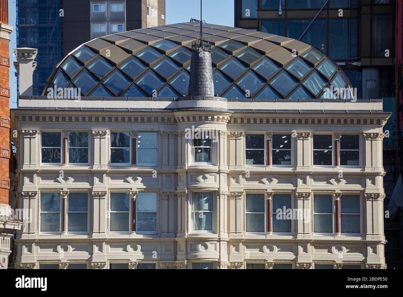 Umbau der klassischen Fassade eines Bishopsgate Plaza mit modernem Gebäude und Dachkonstruktion. Stockfoto