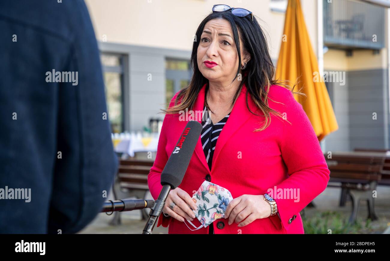 Berlin, Deutschland. April 2020. Dilek Kalayci (SPD), Senatorin für Gesundheit, Pflege und Gleichstellung, erhält vom Direktor des Pflegeheims am Kreuzberg eine selbstgenähte Gesichtsmaske. Anschließend übergibt sie Material aus den 2,2 Millionen PSA-Käufen an das Haus. Kredit: Andreas Gora / dpa / Alamy Live News Stockfoto