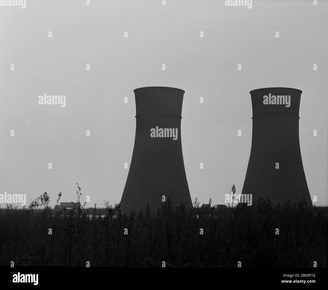 1991, Kraftwerk Kühltürme in Silhouette, neben der Autobahn M1, Sheffield, South Yorkshire, Nordengland, Großbritannien Stockfoto