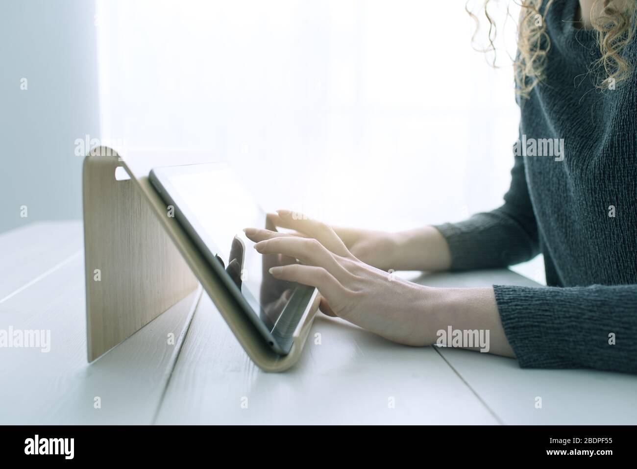 Frau, die Apps auf einem digitalen Tablet und dem Surfen im Internet verwendet, hält die Hände dicht Stockfoto