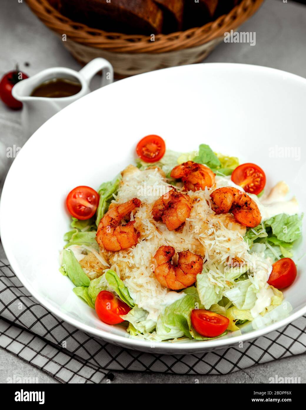 Caesar Salat mit gebratenen Garnelen Stockfoto