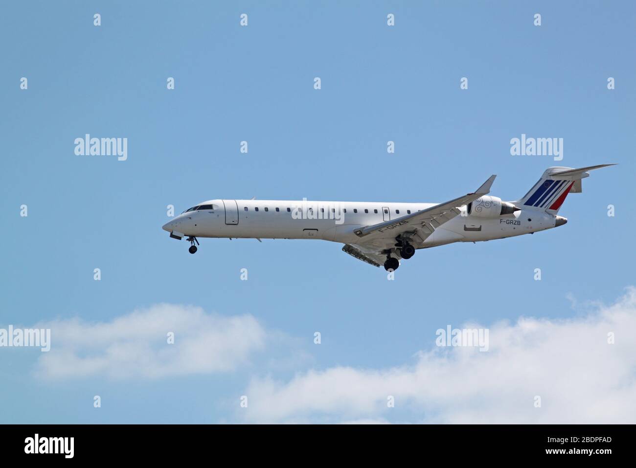 Paris, Frankreich – 12. Mai 2012 : Passagierflugzeug Bombardier CRJ – 701, Airline – Air France (Brit Air)fliegt vom Flughafen Paris Orly, Frankreich ab. Stockfoto