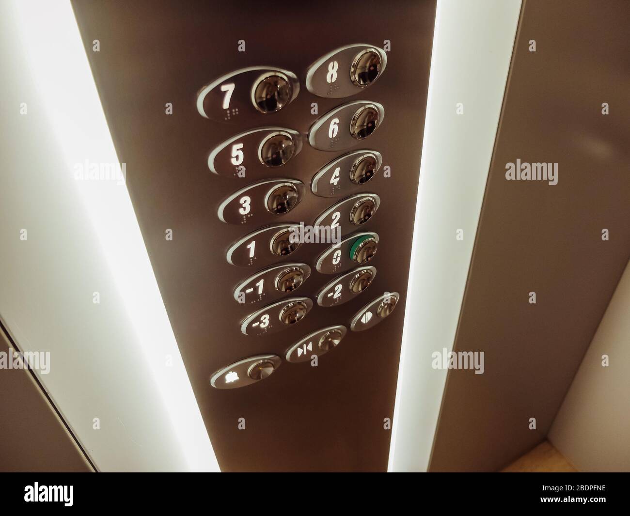 Tasten mit Etagen Nummern in einem Aufzug / Aufzug Stockfoto