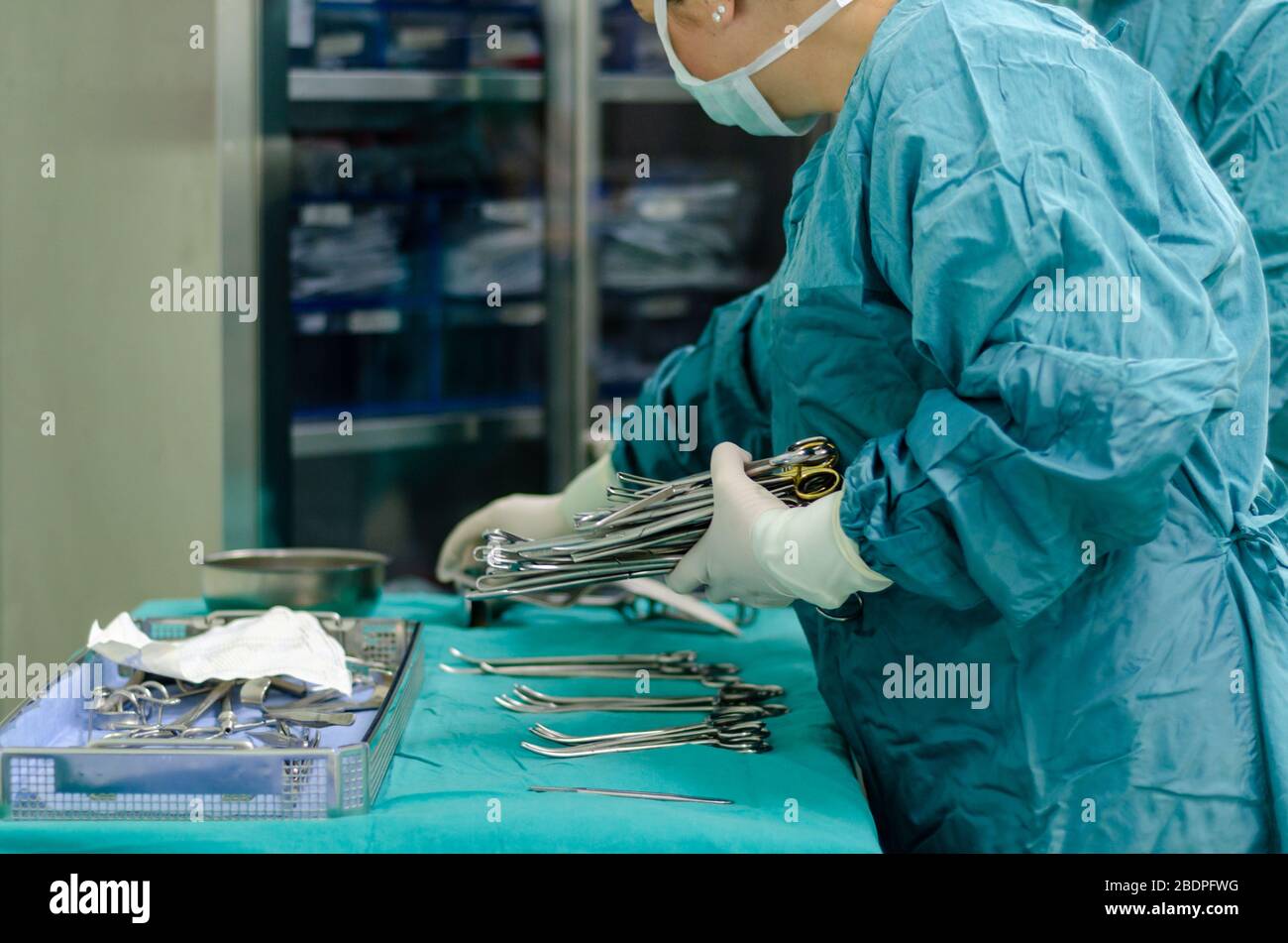 Scrub nurse bereitet medizinische Instrumente für den Betrieb Stockfoto