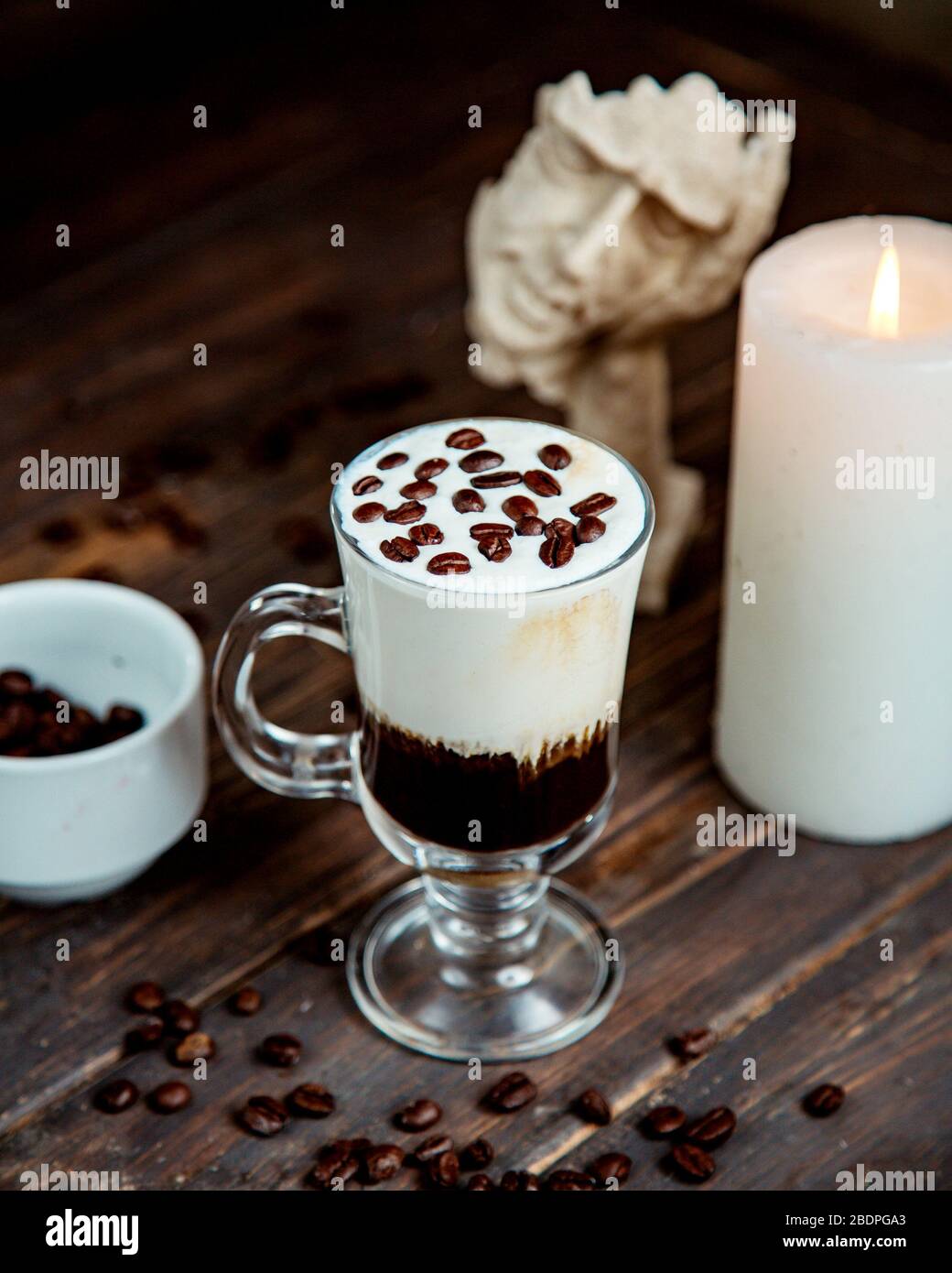 Kaffee-Cocktail mit Schlagsahne und Kaffeebohnen auf der Oberseite Stockfoto