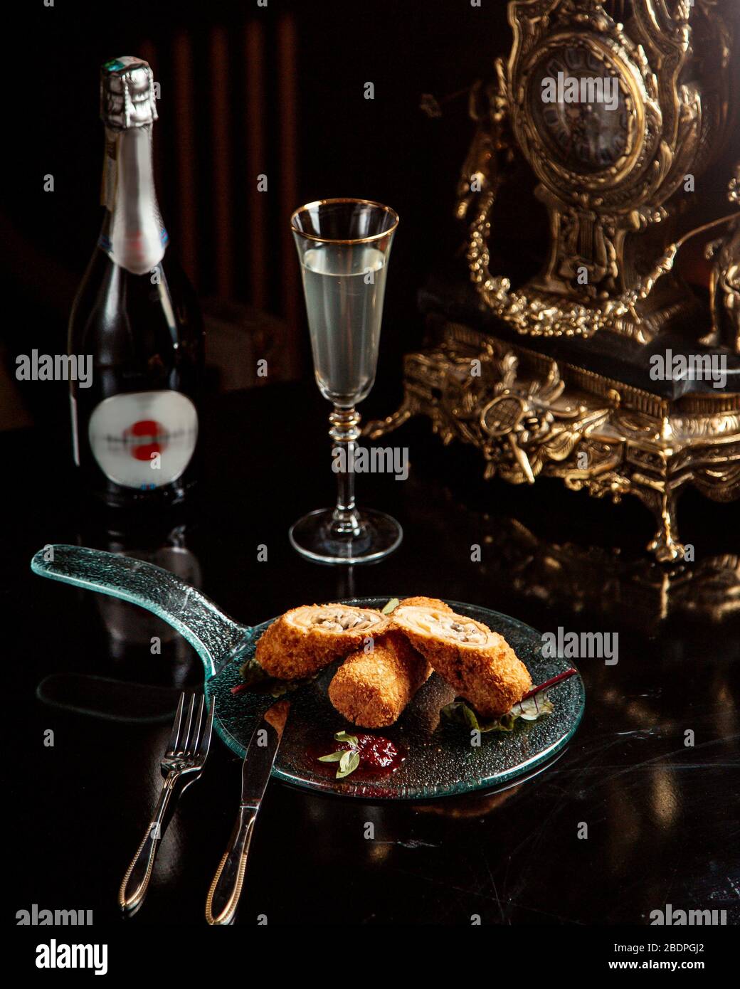 Schnitzel mit Glas Champagner Stockfotografie - Alamy