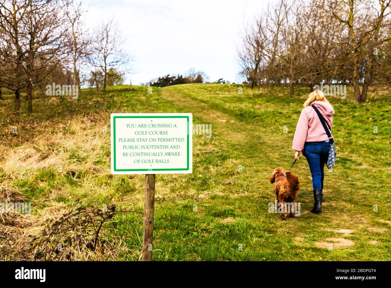 Durchgehendes Golfkursschild, öffentlicher Fußweg über das Golfkursschild, auf dem Wegschild bleiben, Golfplätze überqueren, Golfplatz überqueren und über Golf laufen Stockfoto