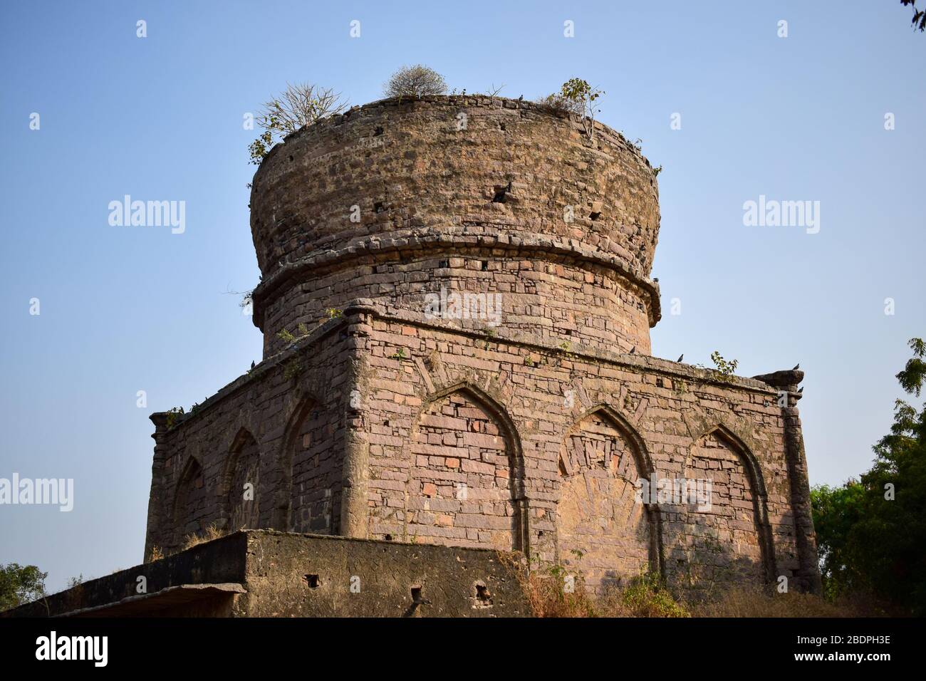 Das Grab von Sultan Quli Qutb Mulk wurde 1543 erbaut. Foto Von Seven Tombs Stock Stockfoto