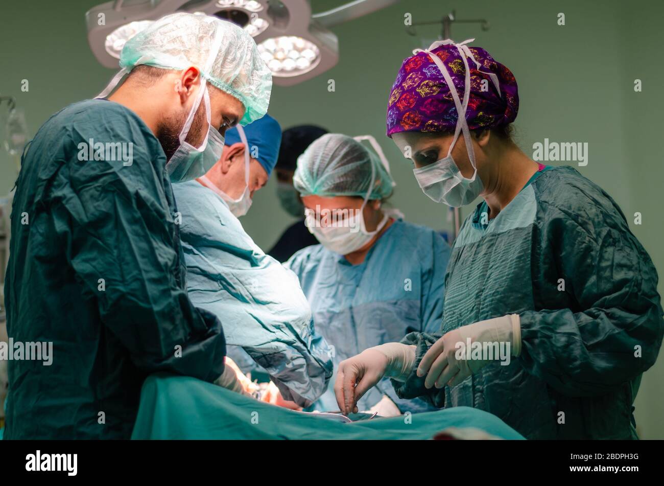 Das Porträt der Krankenschwester.Team Chirurg bei der Arbeit im Operationssaal. Stockfoto