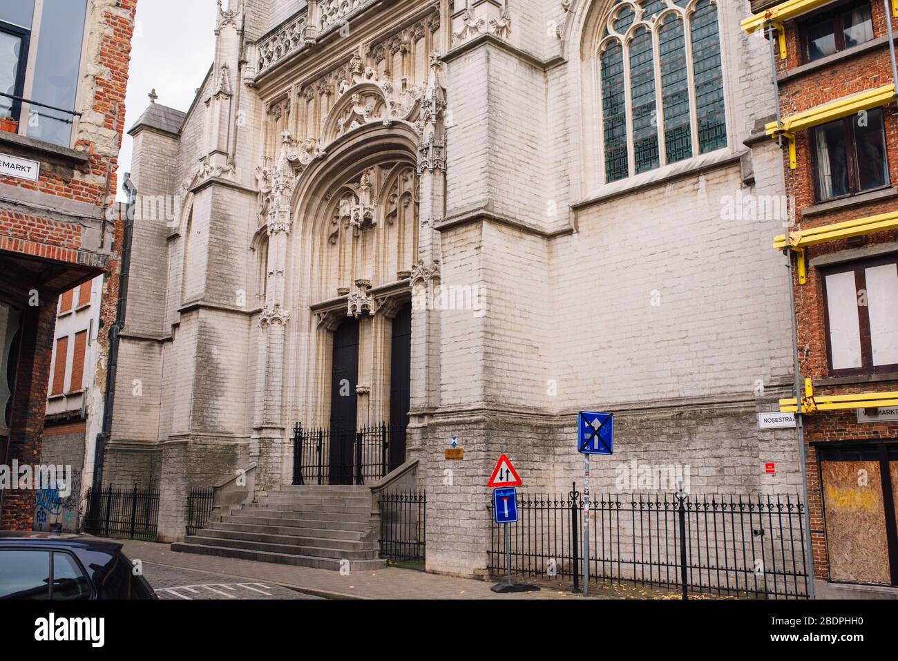 Pauluskirche Sint-Pauluskerk, eine an einem sonnigen Tag in Antwerpen gelegene Römisch-Katholische Kirche mit Kruzifix Stockfoto