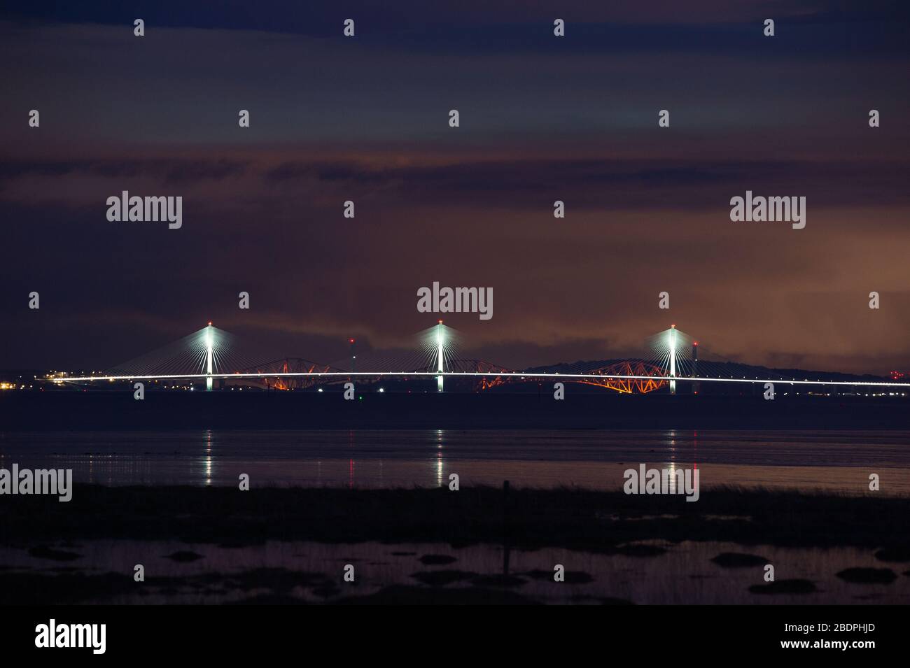 Grangemouth, Großbritannien. April 2020. Im Bild: Die Queensferry Crossing - Schottlands neueste Brücke und die 3rd Firth of Forth Crossing, die Fife und Lothian verbindet die M90 Motorway ist die 1.7 längste, mit drei Türmen verkabelte Brücke der Welt und auch die mit Abstand größte, die Kabel über die mittlere Spannweite führt. Dieses innovative Design bietet zusätzliche Festigkeit und Steifigkeit, wodurch die Türme und das Deck schlanker und eleganter werden. Quelle: Colin Fisher/Alamy Live News. Stockfoto