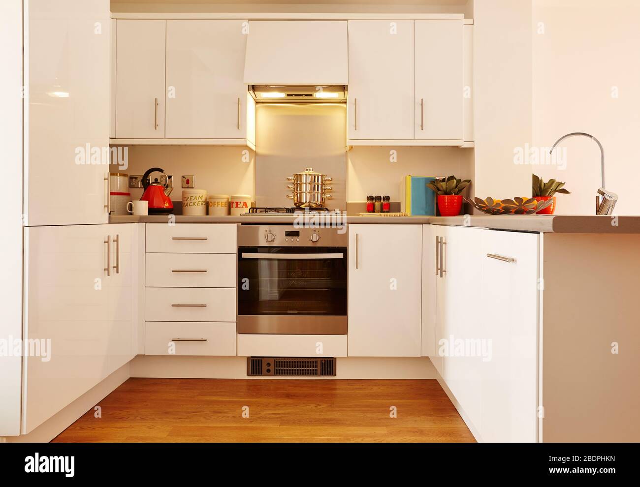 Moderne Einrichtung einer großen Küche mit modularen Möbeln in weißer Farbe. Modernes Design einer Wohnküche. Stockfoto