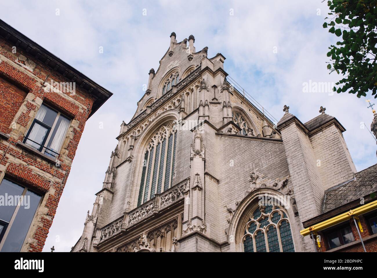 Pauluskirche Sint-Pauluskerk, eine an einem sonnigen Tag in Antwerpen gelegene Römisch-Katholische Kirche mit Kruzifix Stockfoto
