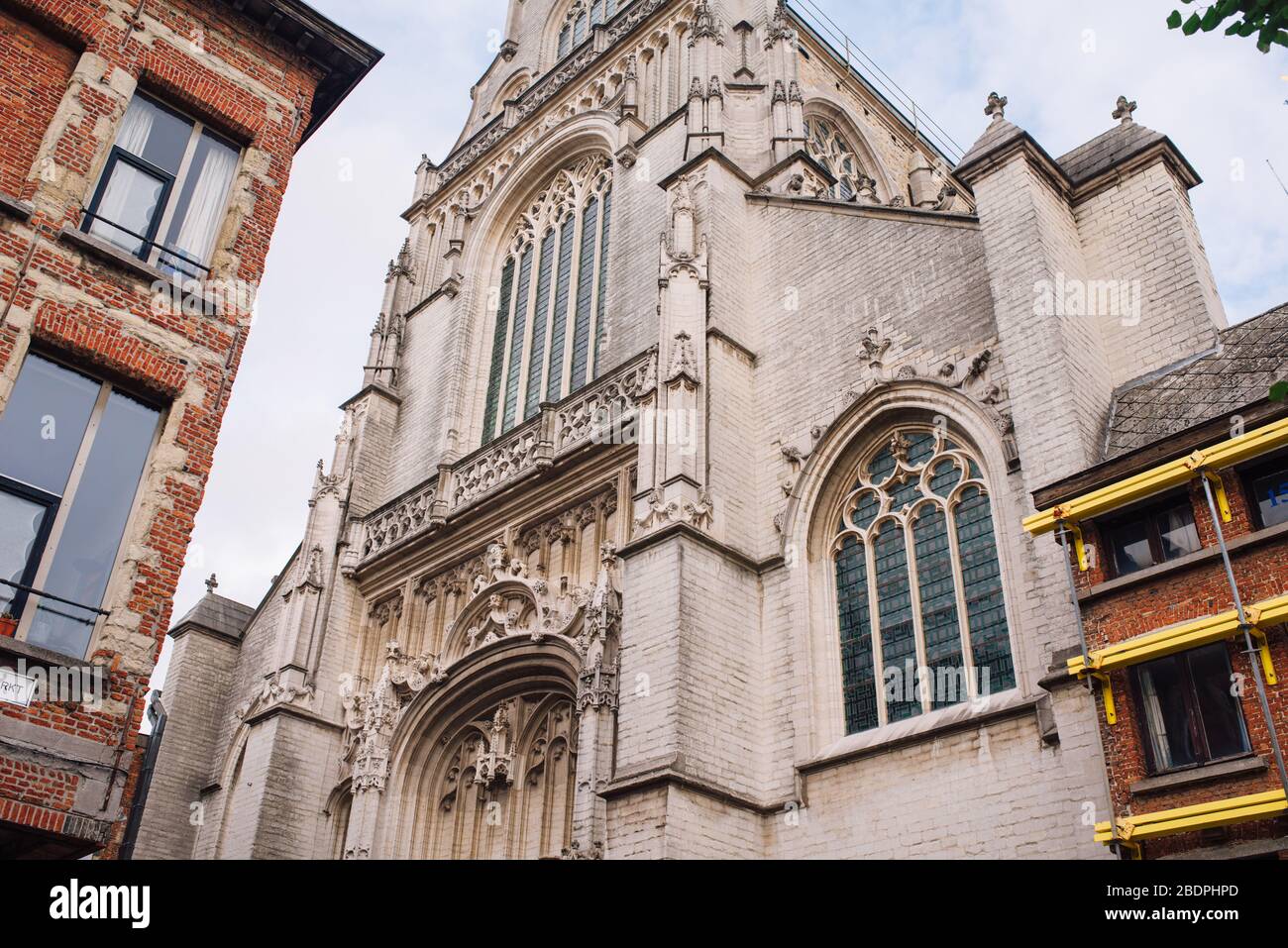 Pauluskirche Sint-Pauluskerk, eine an einem sonnigen Tag in Antwerpen gelegene Römisch-Katholische Kirche mit Kruzifix Stockfoto