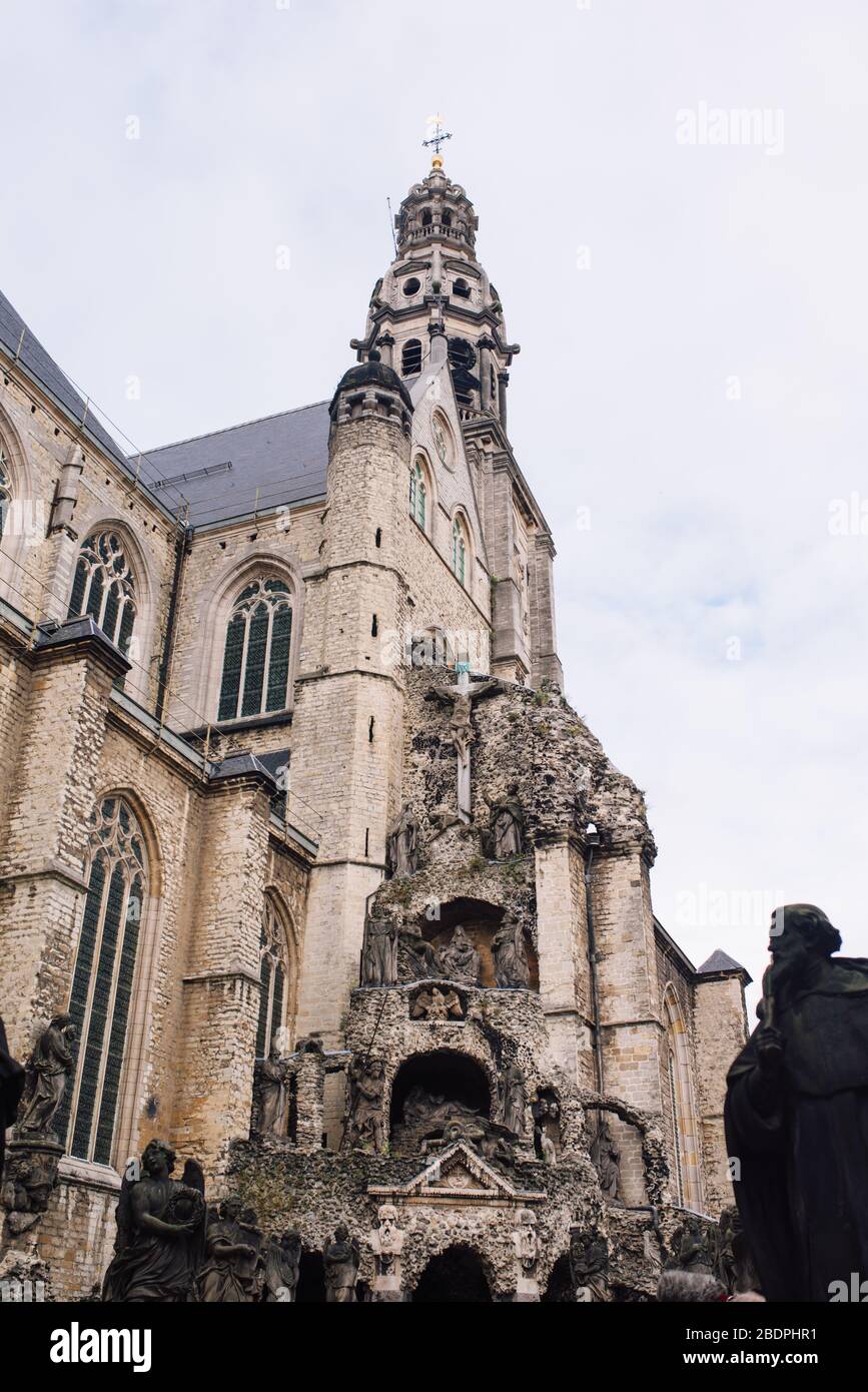 Pauluskirche Sint-Pauluskerk, eine an einem sonnigen Tag in Antwerpen gelegene Römisch-Katholische Kirche mit Kruzifix Stockfoto