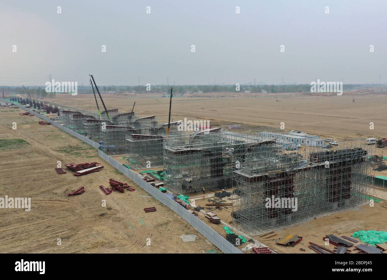 Xiongan. April 2020. Das Luftbild vom 9. April 2020 zeigt die Baustelle der großen Brücke Langouwa der Schnellstraße Beijing-Xiongan in Xiongan New Area, Nordchinas Provinz Hebei. Die Schnellstraße Beijing-Xiongan, die Chinas Hauptstadt Peking und Xiongan New Area verbindet, befindet sich etwa 100 km südwestlich von Peking und wird in geordneter Weise gebaut und voraussichtlich bis 2021 für den Verkehr geöffnet sein. Kredit: Yang Shiyao/Xinhua/Alamy Live News Stockfoto