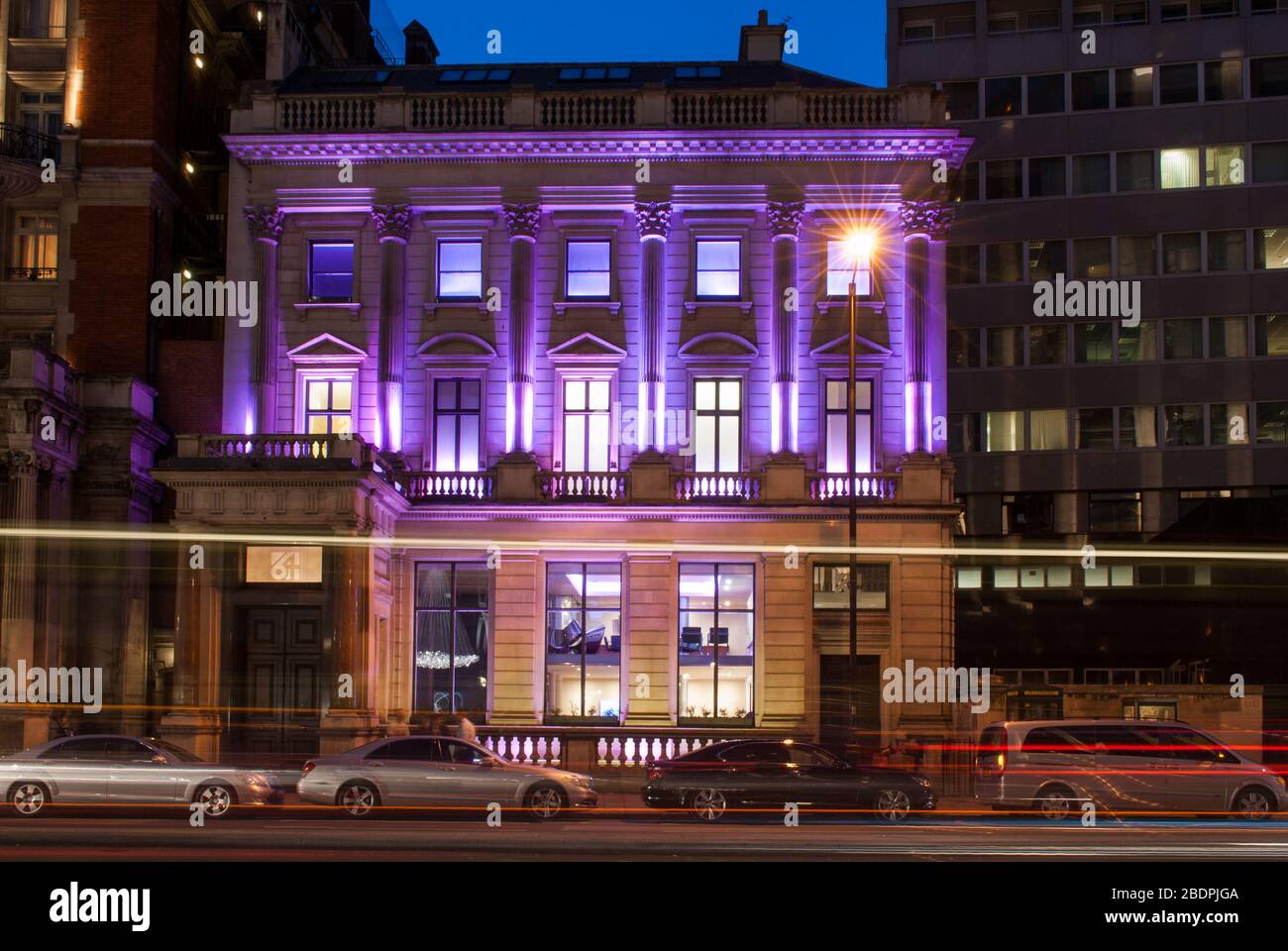 Lila LED-Leuchten am Gebäude der neoklassischen Architektur in Knightbridge, London SW1X Stockfoto