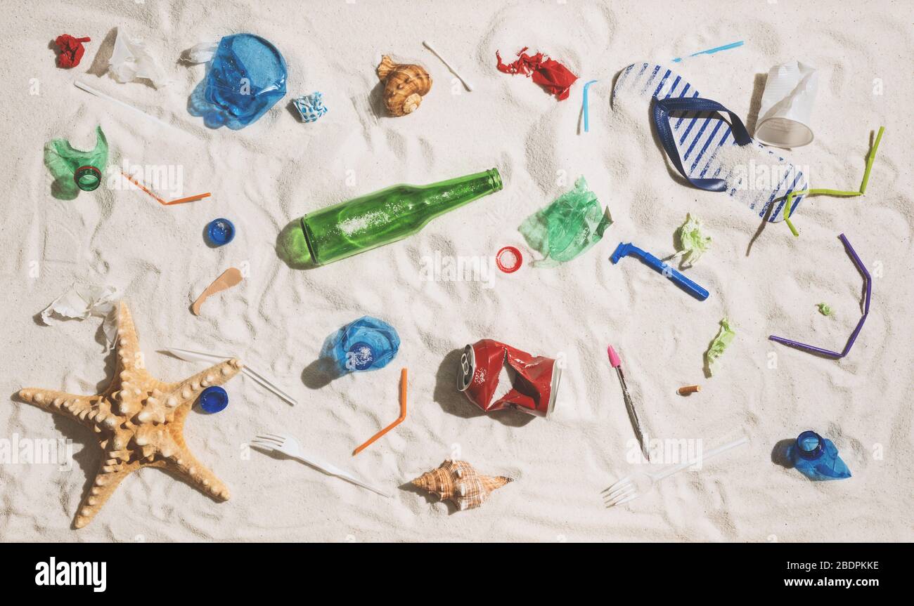 Verschmutzten Strand mit Kunststoff, Glas Abfall und Müll: Umweltschutz und Plastik Verschmutzung Konzept Stockfoto