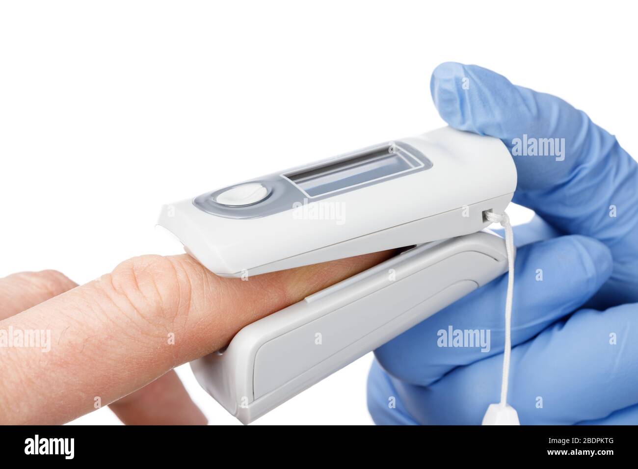 Nahaufnahme eines Arztes mit Finger-Pulsoximeter zur Überprüfung der Sauerstoffsättigung und Herzfrequenz einer Person, die Coronavirus-Symptome verfolgt - Epidemie vir Stockfoto