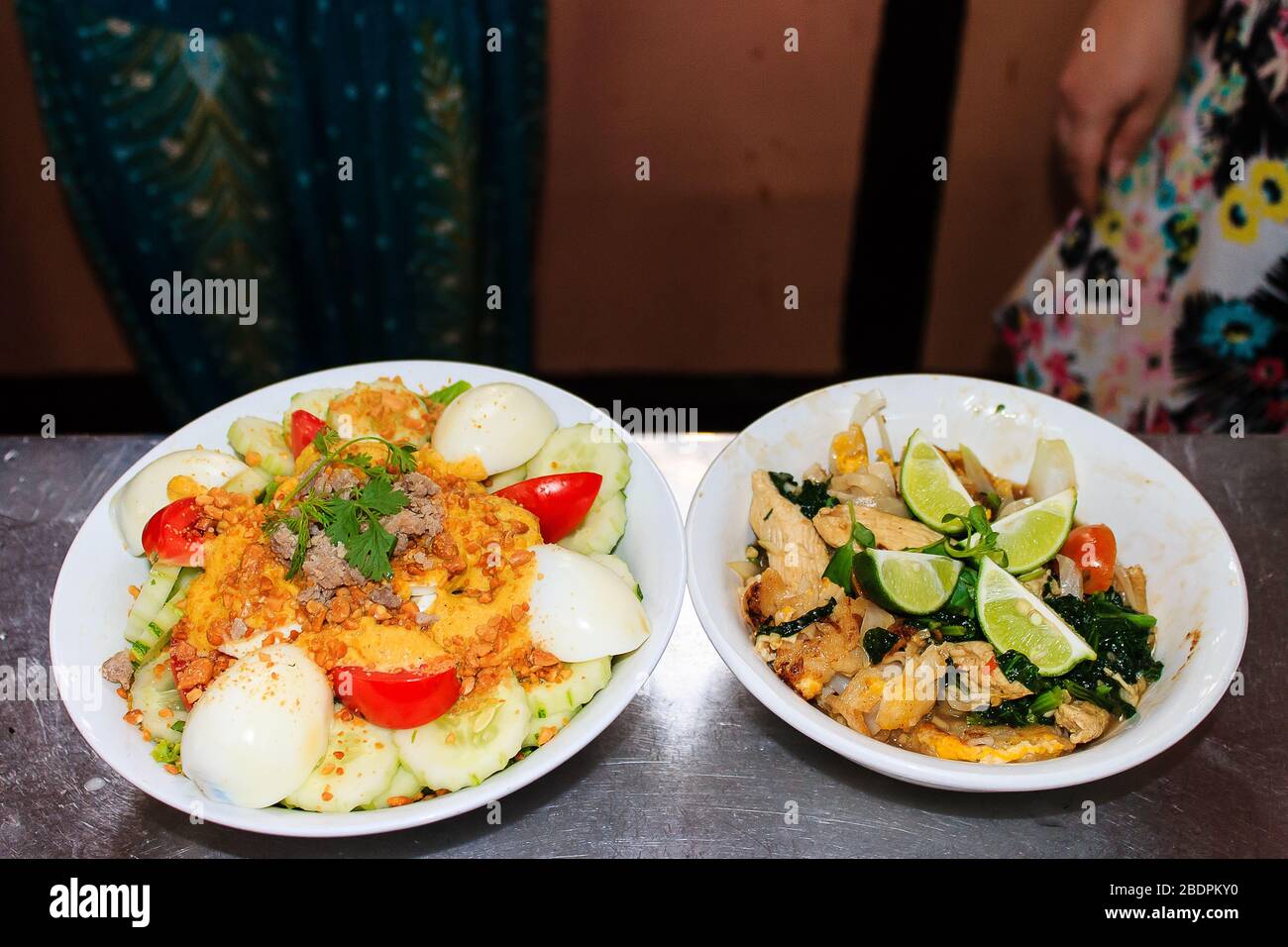 Lokale laotische Lebensmittel, Gemüse, Eier, Nudeln Stockfoto