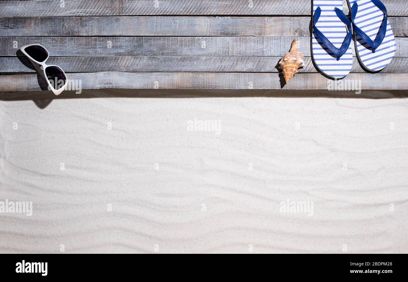 Holzdeck mit Sonnenbrille, Flip-Flops und Schale am Strand, Sommerferien und Tourismuskonzept, unbeschriftete Kopienfläche Stockfoto