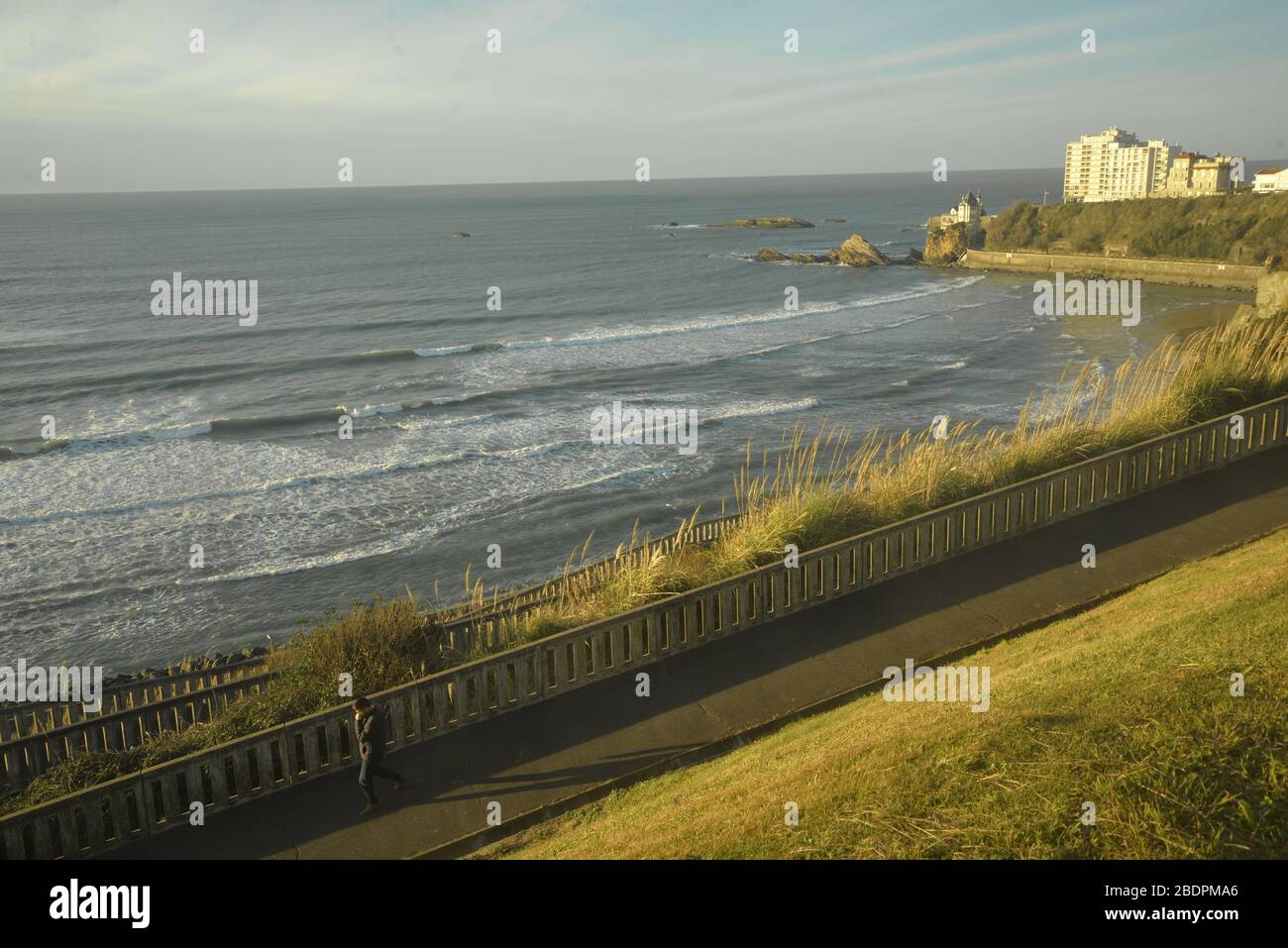 Blick auf einen Pfad entlang der baskischen Küste in Frankreich, pasakdek Stockfoto