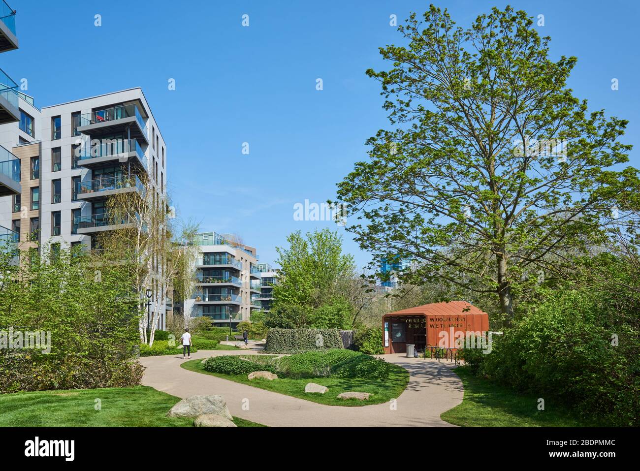 Neue Apartmentgebäude vor dem Eingang zu Woodberry Wetlands, Woodberry Down, North London UK Stockfoto