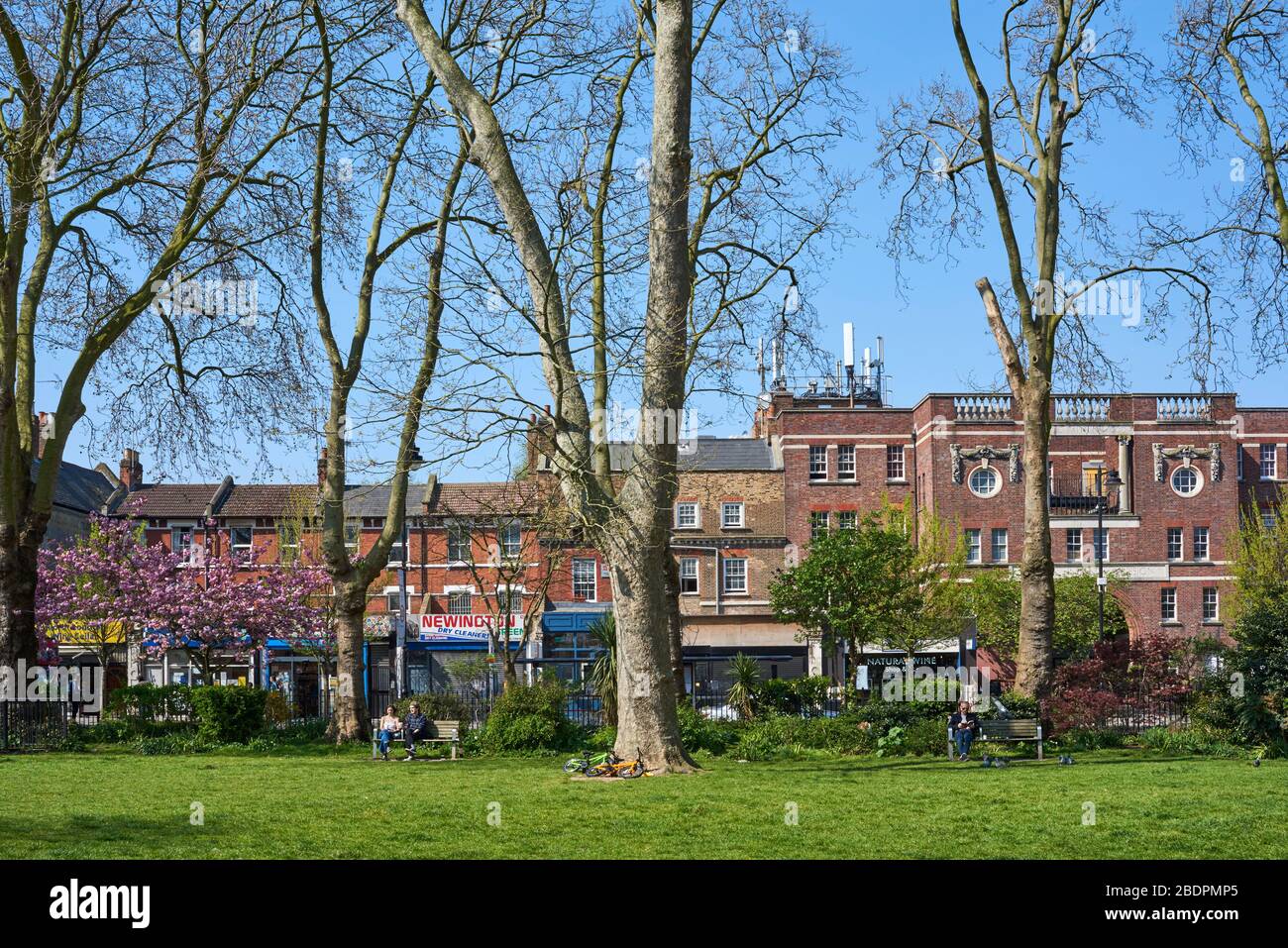 Newington Green, North London UK, mit Häusern und Geschäften mit Blick auf The Green Stockfoto
