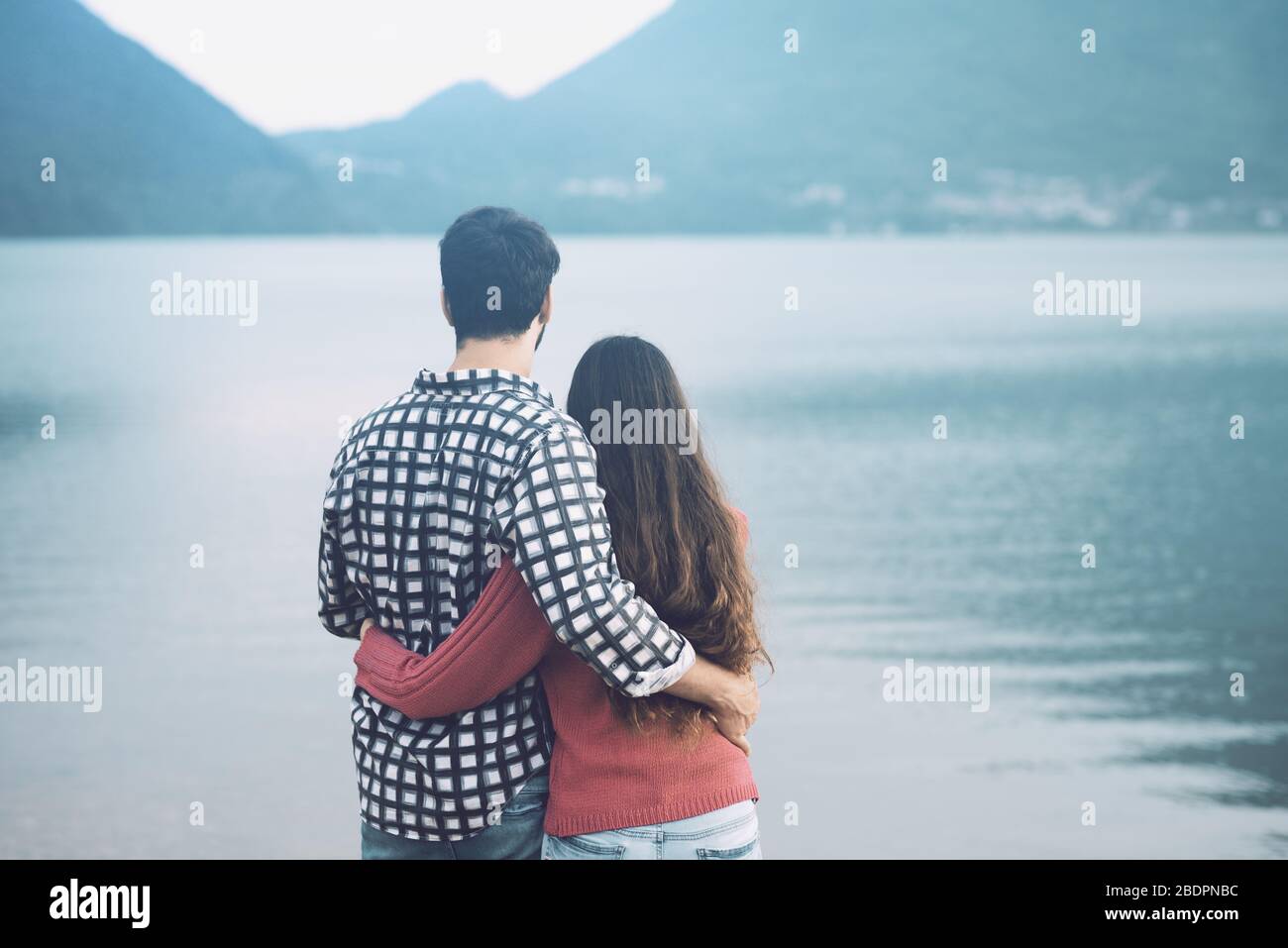 Romantische junge Paare umarmen und beobachten den See, Beziehungen und Gefühle Konzept Stockfoto