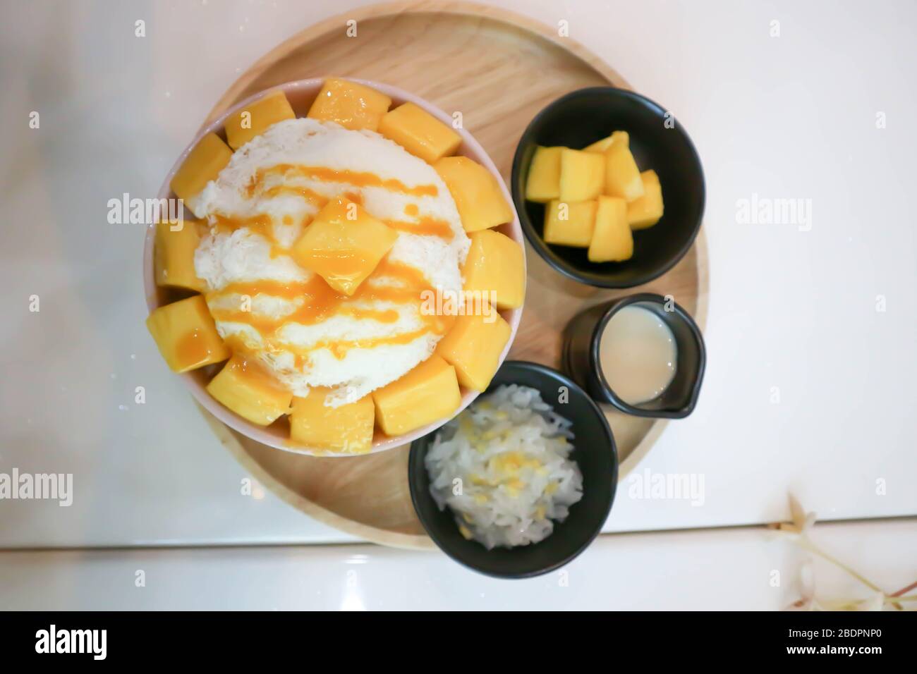 Rasieren Sie Eis, rasierte Eis oder Schneeflockeneis mit Mango-Topping Stockfoto