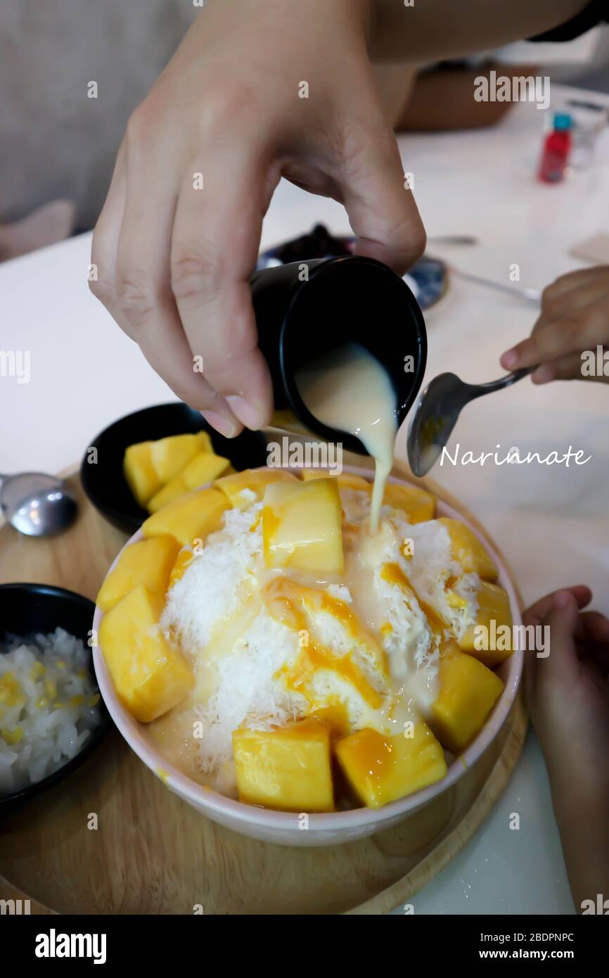 Rasur Eis, Rasierte Eis oder Schneeflocken Eis mit Mango Stockfoto