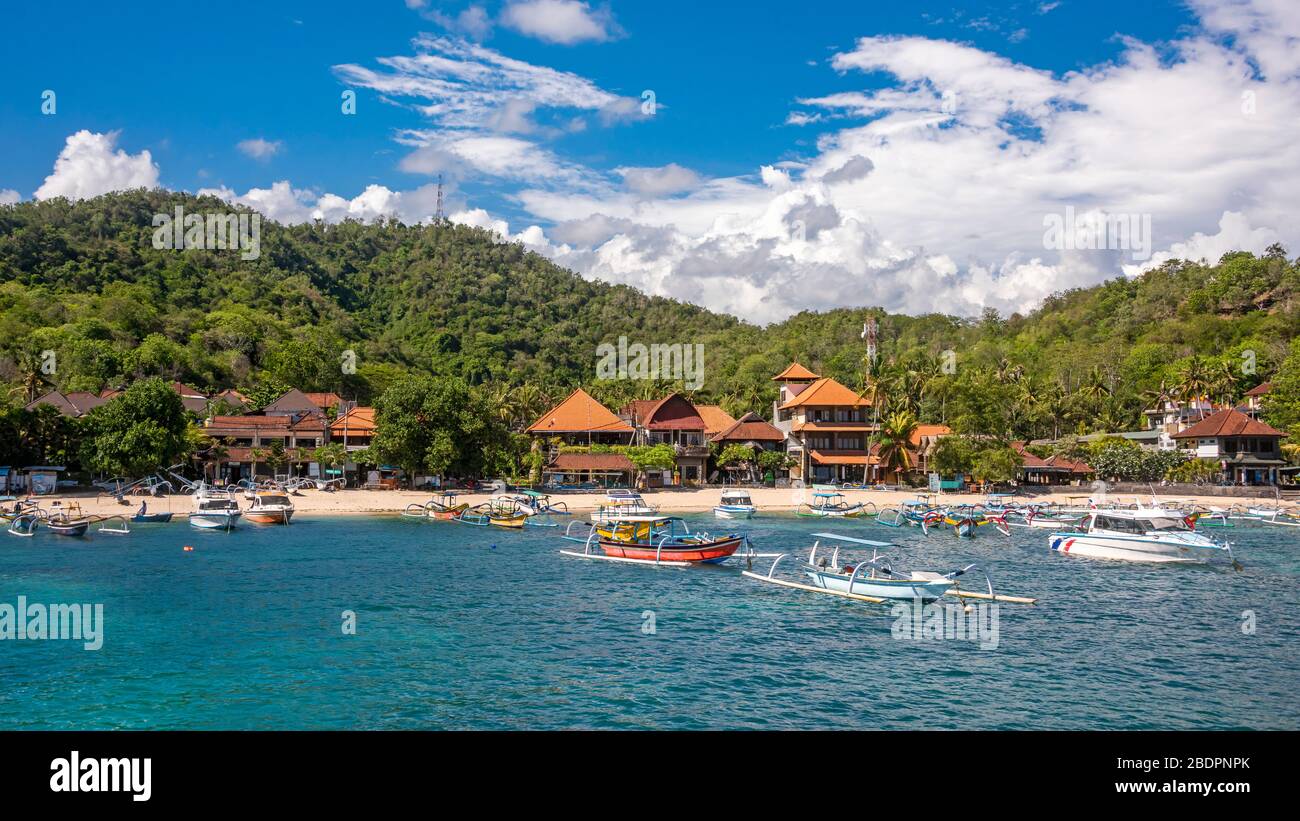 Horizontales Panorama der Küste von Padang Bai auf Bali, Indonesien. Stockfoto