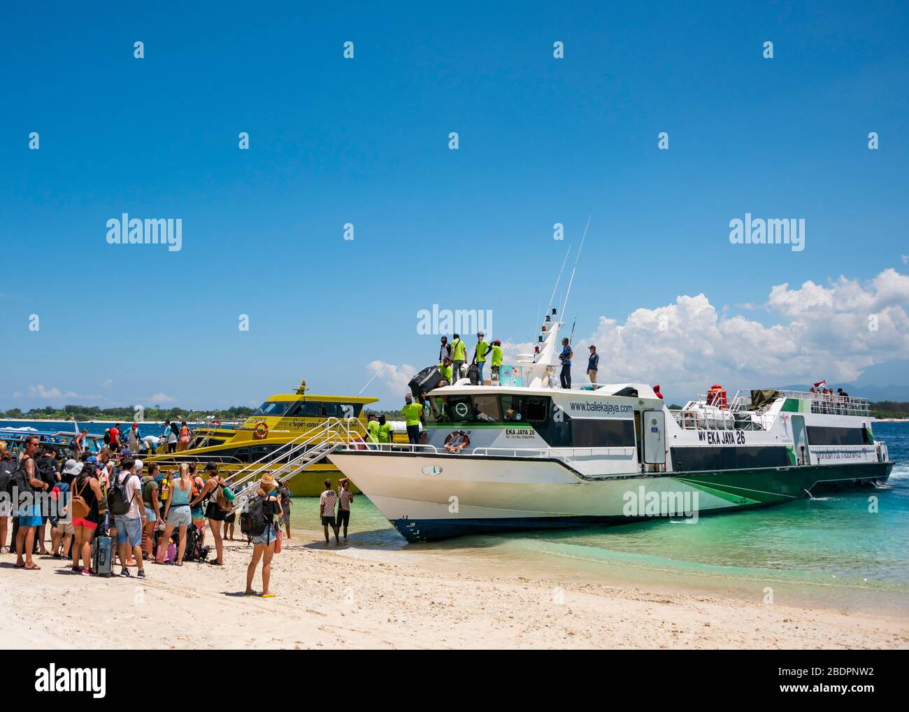 Horizontaler Blick auf Touristen, die Fähren in Gili Trawangan, Indonesien, einsteigen. Stockfoto