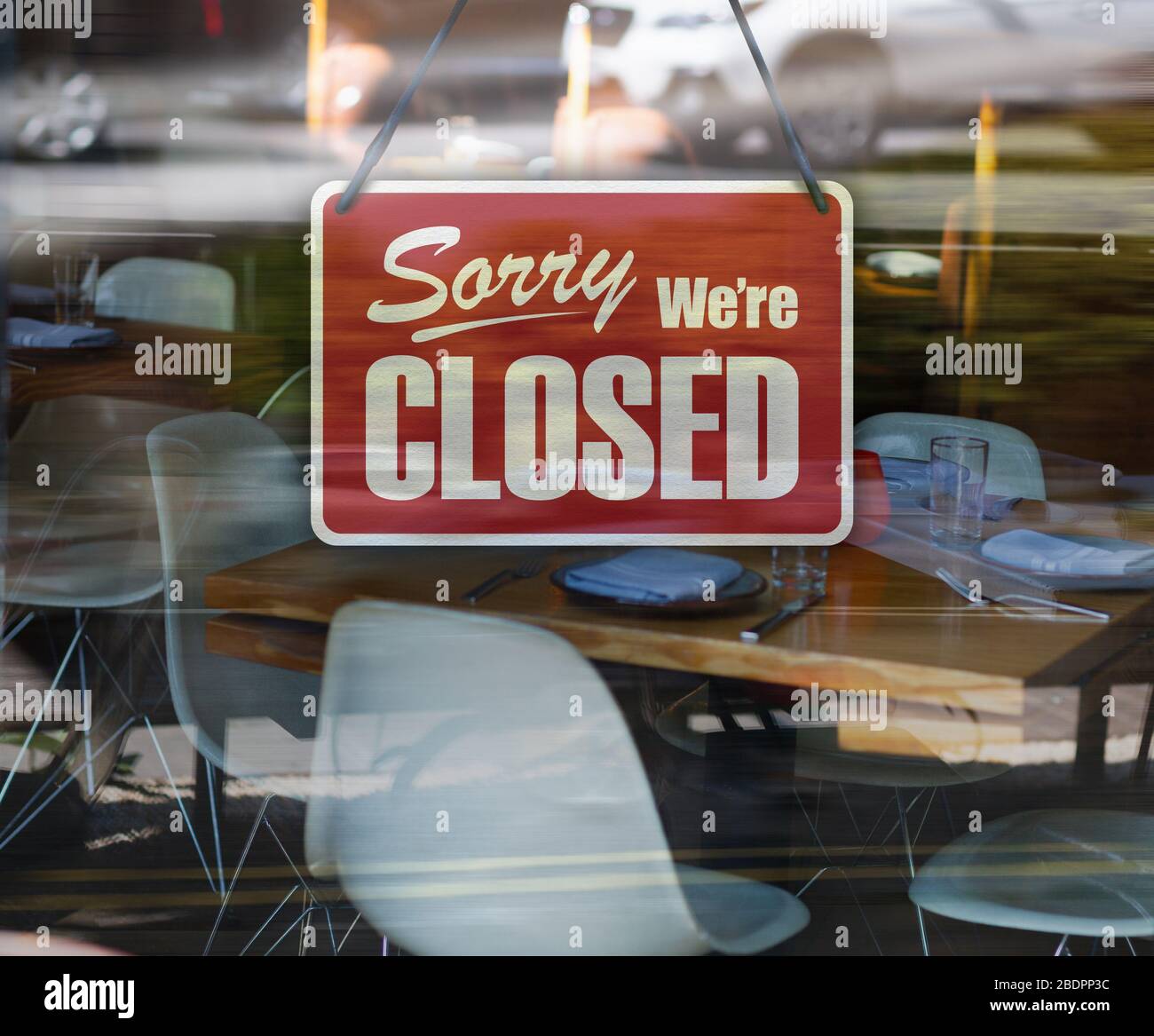 Ein Schild, das auf dem Fenster des Cafés/Restaurants steht: „Wir sind geschlossen“. Stockfoto