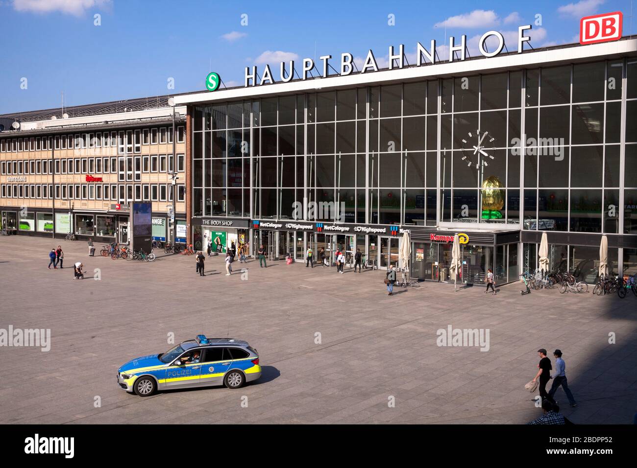 Coronavirus/Covid 19-Ausbruch, 7. April. 2020. Nur wenige Menschen vor dem Hauptbahnhof kontrolliert die Polizei den Platz, Köln, Deutschland. Coronavi Stockfoto
