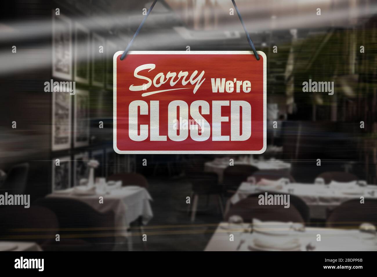 Ein Schild, das auf dem Fenster des Cafés/Restaurants steht: „Wir sind geschlossen“. Stockfoto