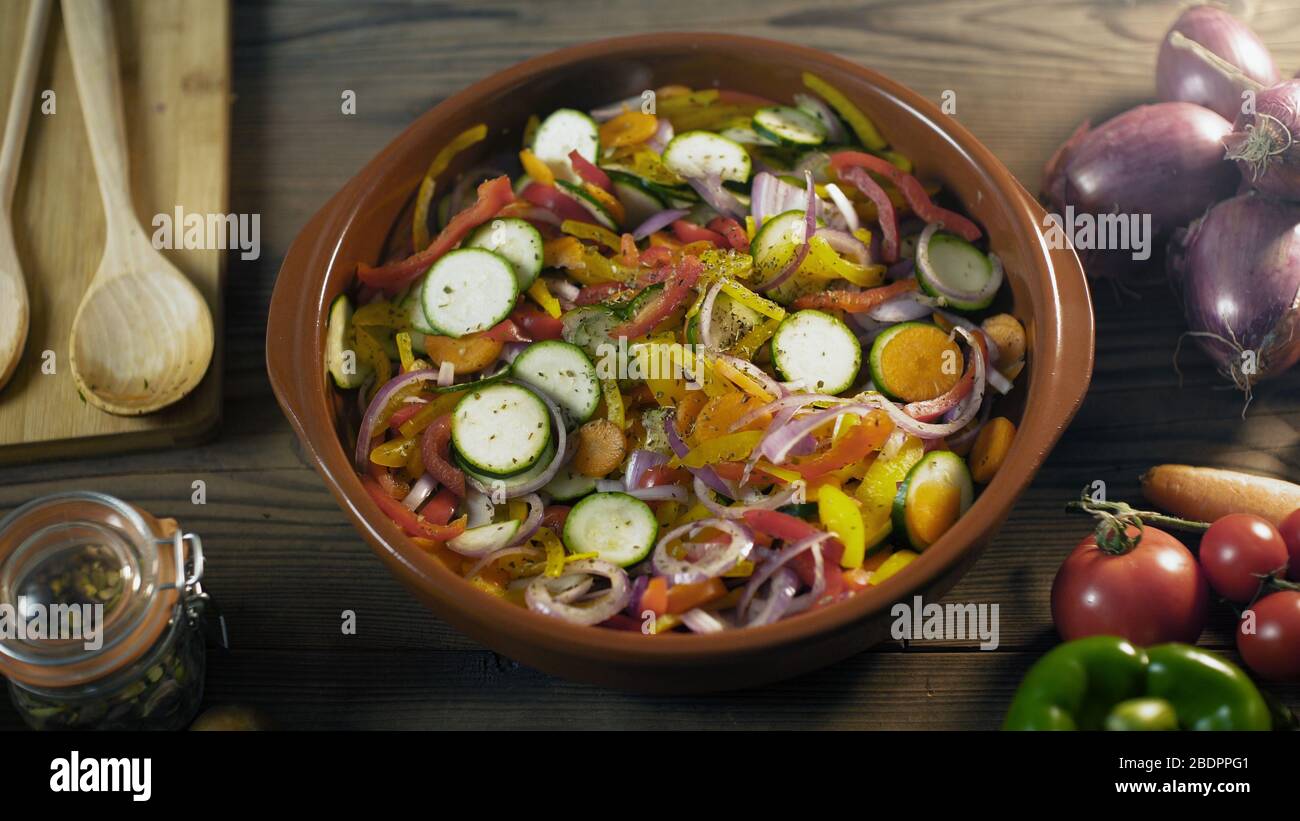 Vegane Zubereitung in der Küche: Frisches organisches Mischgemüse in einem Tontopf, gesundes Speisekonzept Stockfoto