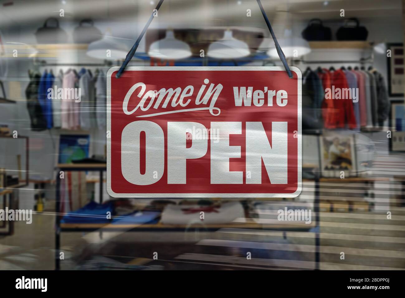 Ein Schild, das auf dem Fenster des Bekleidungsgeschäfts „Come in We're Open“ steht. Stockfoto