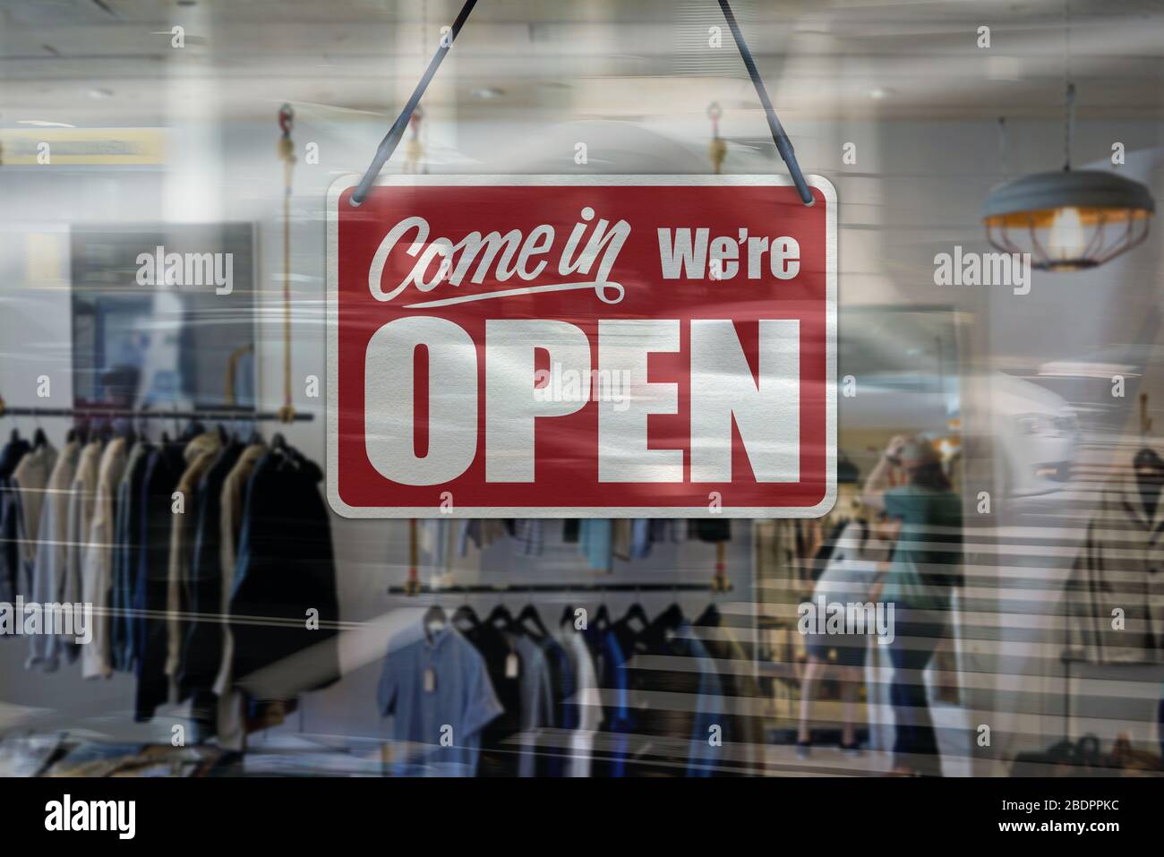 Ein Schild, das auf dem Fenster des Bekleidungsgeschäfts „Come in We're Open“ steht. Stockfoto