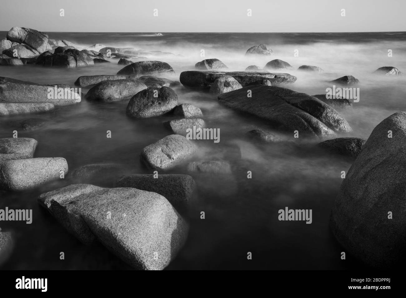 Schwarz / weiß, schöne Landschaft von Felsen am Meer, lange Belichtung, Ostseeseite Korea Stockfoto