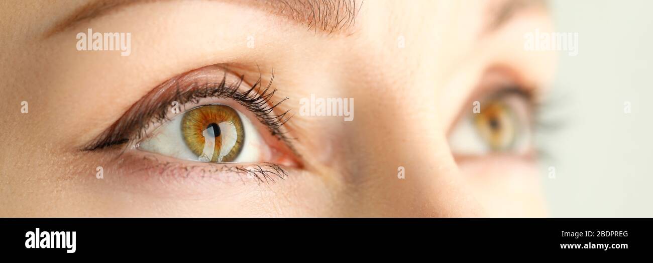 Weibliche orange grün gefärbt erstaunlich weit geöffneten Augen Stockfoto